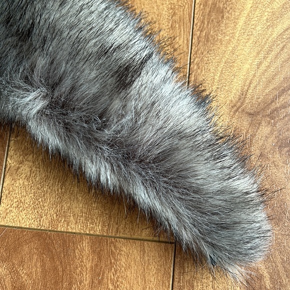 Detachable Faux Fur Lightweight Scarf/Collar🧣 - Picture 4 of 7